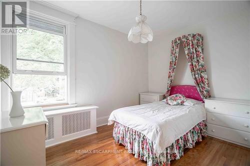 7 Chestnut Avenue N, Brantford, ON - Indoor Photo Showing Bedroom