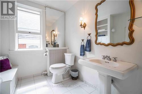 7 Chestnut Avenue N, Brantford, ON - Indoor Photo Showing Bathroom