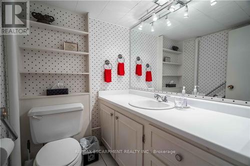 7 Chestnut Avenue N, Brantford, ON - Indoor Photo Showing Bathroom