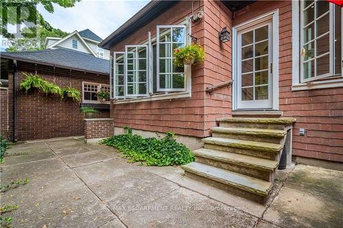 7 Chestnut Avenue N, Brantford, ON - Outdoor