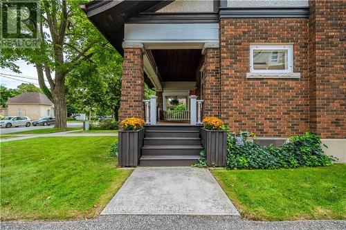 7 Chestnut Avenue N, Brantford, ON - Outdoor