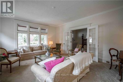 7 Chestnut Avenue N, Brantford, ON - Indoor Photo Showing Living Room