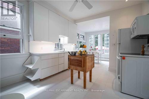 7 Chestnut Avenue N, Brantford, ON - Indoor Photo Showing Kitchen