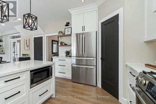 30 Madill Drive, Mono, ON - Indoor Photo Showing Kitchen With Upgraded Kitchen