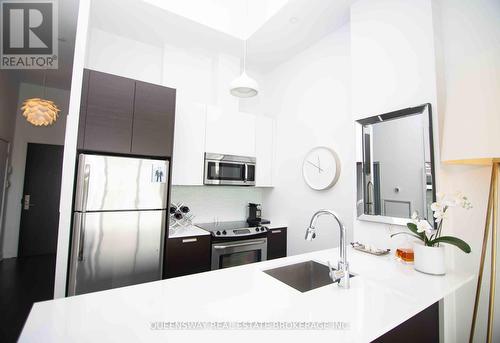 601 - 1815 Yonge Street, Toronto (Mount Pleasant West), ON - Indoor Photo Showing Kitchen