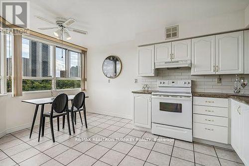 1015 - 4 Park Vista, Toronto (O'Connor-Parkview), ON - Indoor Photo Showing Kitchen