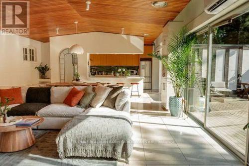 2 Valleyanna Drive, Toronto (Bridle Path-Sunnybrook-York Mills), ON - Indoor Photo Showing Living Room