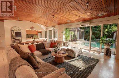 2 Valleyanna Drive, Toronto (Bridle Path-Sunnybrook-York Mills), ON - Indoor Photo Showing Living Room