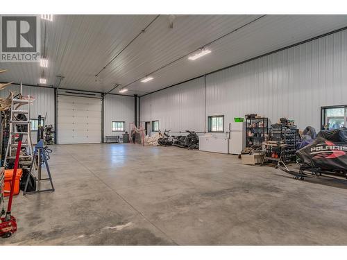 1457 Pass Creek Road, Pass Creek, BC - Indoor Photo Showing Garage