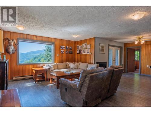 1457 Pass Creek Road, Pass Creek, BC - Indoor Photo Showing Living Room