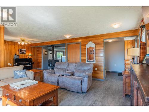 1457 Pass Creek Road, Pass Creek, BC - Indoor Photo Showing Living Room