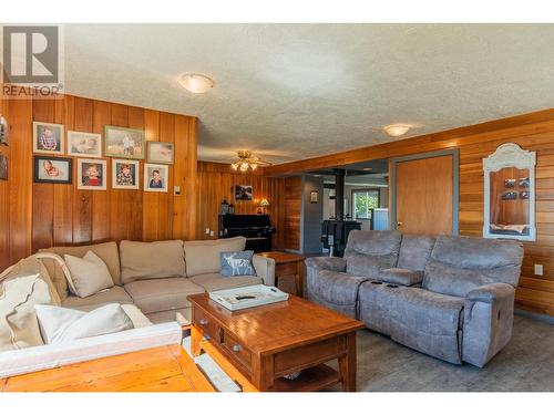 1457 Pass Creek Road, Pass Creek, BC - Indoor Photo Showing Living Room