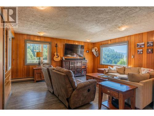 1457 Pass Creek Road, Pass Creek, BC - Indoor Photo Showing Living Room