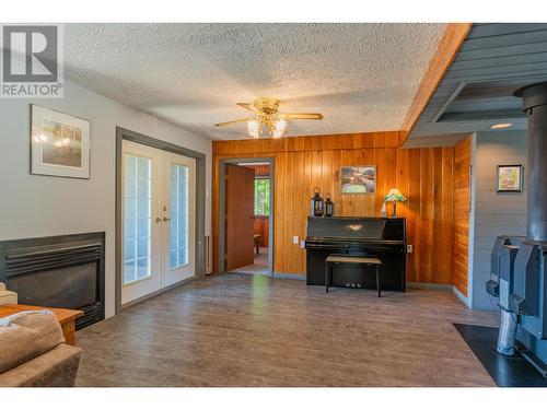 1457 Pass Creek Road, Pass Creek, BC - Indoor Photo Showing Living Room With Fireplace