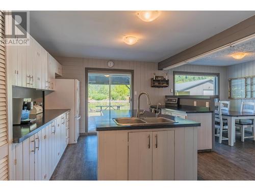 1457 Pass Creek Road, Pass Creek, BC - Indoor Photo Showing Kitchen With Double Sink