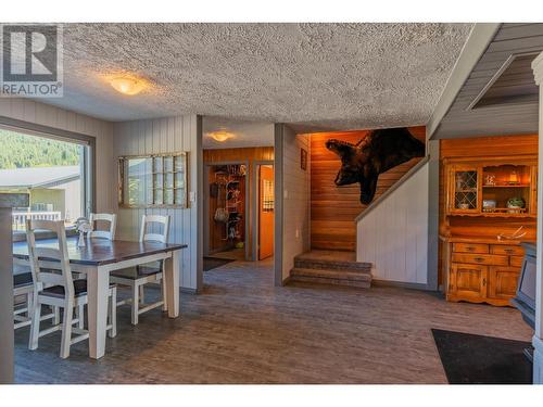 1457 Pass Creek Road, Pass Creek, BC - Indoor Photo Showing Dining Room