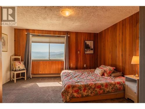 1457 Pass Creek Road, Pass Creek, BC - Indoor Photo Showing Bedroom