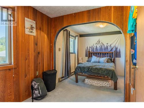 1457 Pass Creek Road, Pass Creek, BC - Indoor Photo Showing Bedroom