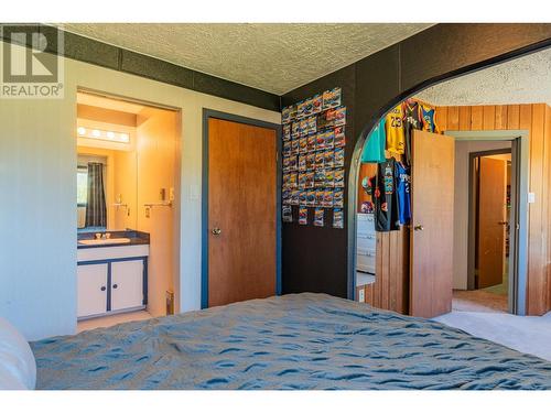 1457 Pass Creek Road, Pass Creek, BC - Indoor Photo Showing Bedroom