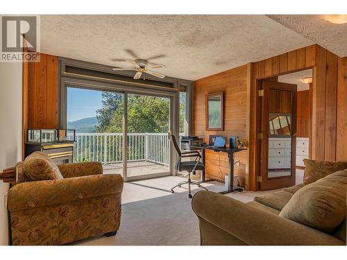 1457 Pass Creek Road, Pass Creek, BC - Indoor Photo Showing Living Room