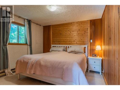 1457 Pass Creek Road, Pass Creek, BC - Indoor Photo Showing Bedroom