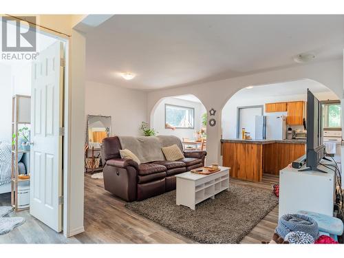 1457 Pass Creek Road, Pass Creek, BC - Indoor Photo Showing Living Room