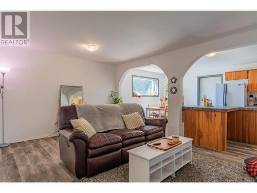 1457 Pass Creek Road, Pass Creek, BC - Indoor Photo Showing Living Room