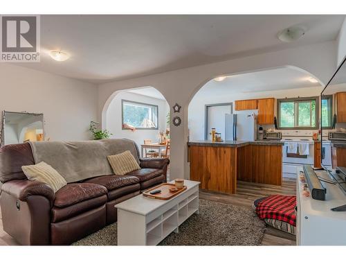 1457 Pass Creek Road, Pass Creek, BC - Indoor Photo Showing Living Room