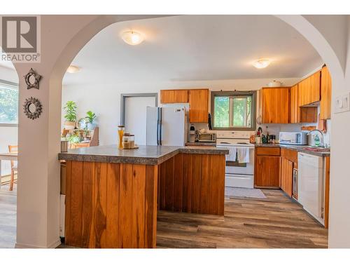 1457 Pass Creek Road, Pass Creek, BC - Indoor Photo Showing Kitchen