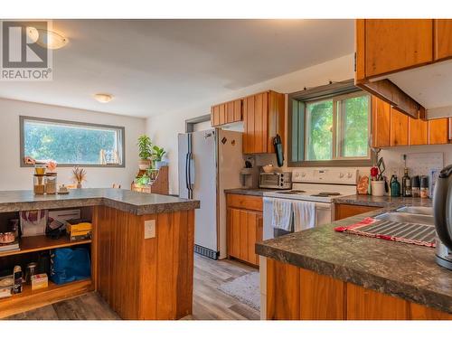 1457 Pass Creek Road, Pass Creek, BC - Indoor Photo Showing Kitchen With Double Sink