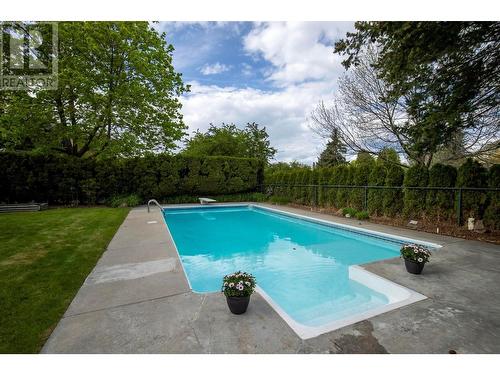 990 Fairway Crescent, Kelowna, BC - Outdoor With In Ground Pool With Backyard