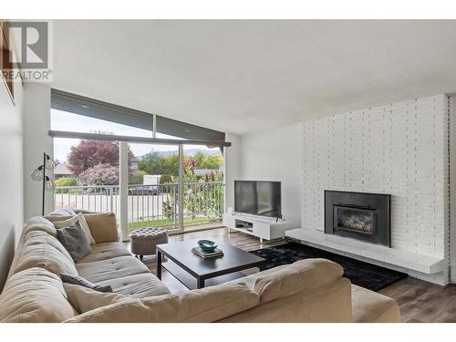 990 Fairway Crescent, Kelowna, BC - Indoor Photo Showing Living Room With Fireplace