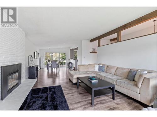 990 Fairway Crescent, Kelowna, BC - Indoor Photo Showing Living Room With Fireplace