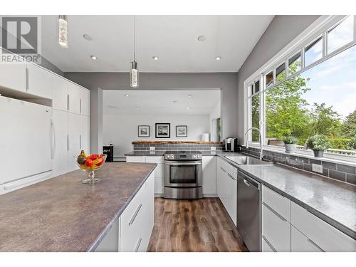 990 Fairway Crescent, Kelowna, BC - Indoor Photo Showing Kitchen With Upgraded Kitchen