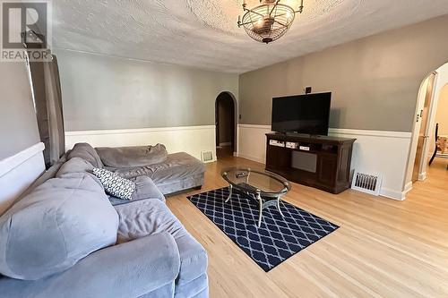 449 Wellington St, Sault Ste. Marie, ON - Indoor Photo Showing Living Room