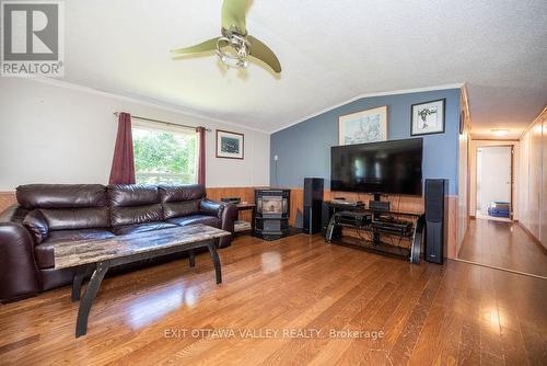 20 Hunters Run Lane, Laurentian Hills, ON - Indoor Photo Showing Living Room