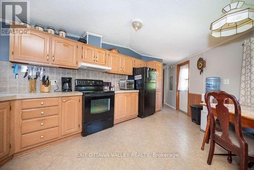 20 Hunters Run Lane, Laurentian Hills, ON - Indoor Photo Showing Kitchen