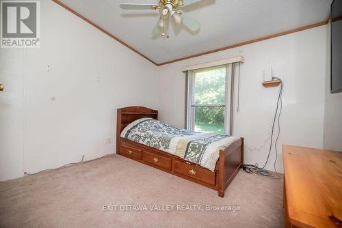 20 Hunters Run Lane, Laurentian Hills, ON - Indoor Photo Showing Bedroom