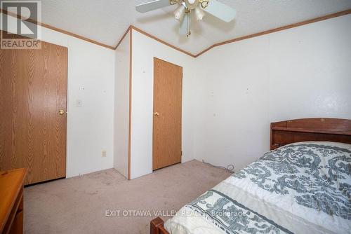 20 Hunters Run Lane, Laurentian Hills, ON - Indoor Photo Showing Bedroom