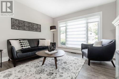 279 Anne Street N, Barrie (Sunnidale), ON - Indoor Photo Showing Living Room