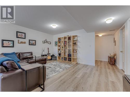 6909 Manning Place Unit# 2, Vernon, BC - Indoor Photo Showing Living Room