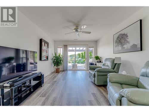 6909 Manning Place Unit# 2, Vernon, BC - Indoor Photo Showing Living Room