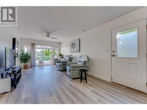 6909 Manning Place Unit# 2, Vernon, BC - Indoor Photo Showing Living Room