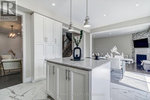 140 Morra Avenue, Caledon, ON - Indoor Photo Showing Kitchen With Upgraded Kitchen