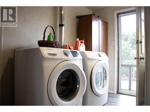 9220 89 Street, Fort St. John, BC - Indoor Photo Showing Laundry Room