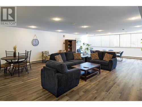 737 Leon Avenue Unit# 1204, Kelowna, BC - Indoor Photo Showing Living Room