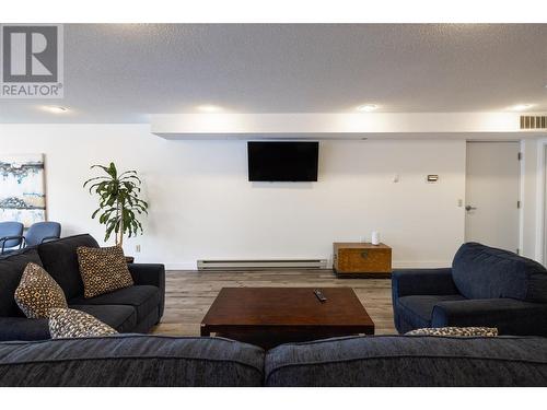 737 Leon Avenue Unit# 1204, Kelowna, BC - Indoor Photo Showing Living Room