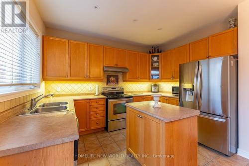 61 Vine Cliff Boulevard, Markham, ON - Indoor Photo Showing Kitchen With Double Sink