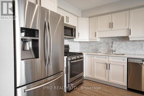 7739 Shaw Street, Niagara Falls, ON - Indoor Photo Showing Kitchen With Upgraded Kitchen