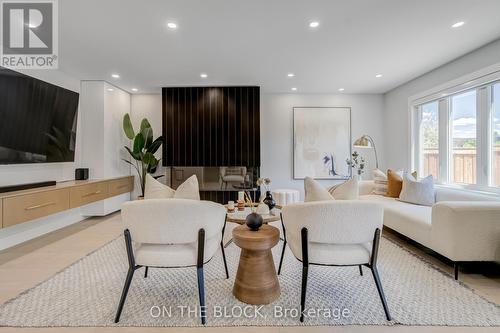 85 Russet Way, Vaughan, ON - Indoor Photo Showing Living Room